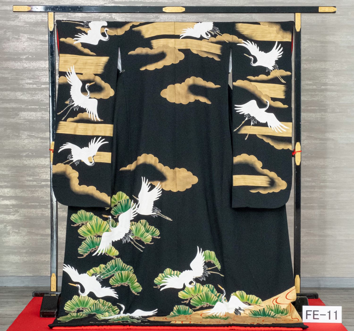黒地松に鶴